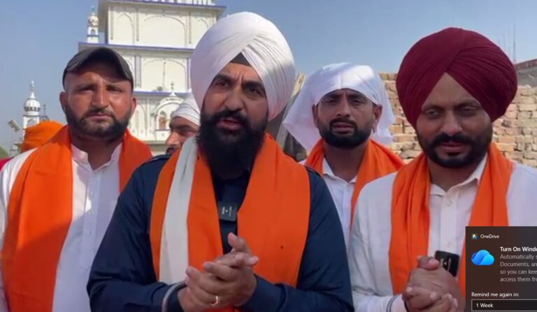 ਫਿਰੋਜ਼ਪੁਰ ਦੇ ਹੜ੍ਹ ਪੀੜਤਾਂ ਲਈ ਮਦਦ ਲੈ ਪਹੁੰਚੇ ਰਾਜ ਕੁੰਦਰਾ; ਵਾਅਦੇ ਮੁਤਾਬਕ ਫੜਾਏ 15 ਮੱਝਾਂ ਦੇ ਸੰਗਲ