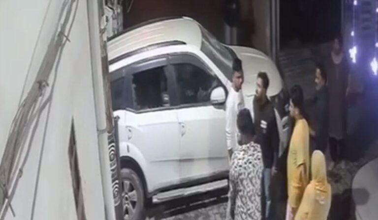 ਜਲੰਧਰ ’ਚ ਪਟਾਕਿਆਂ ਨੂੰ ਲੈ ਕੇ ਝੜਪ; ਇੱਟ ਮਾਰ ਕੇ ਤੋੜਿਆ ਕਾਰ ਦਾ ਸ਼ੀਸ਼ਾ