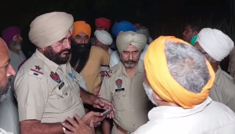 ਮਾਨਸਾ ’ਚ ਕਿਸਾਨਾਂ ਨੇ ਘੇਰੇ ਸਰਕਾਰੀ ਅਧਿਕਾਰੀ; ਪਰਾਲੀ ਦਾ ਚੱਲਾਨ ਕੱਟਣ ਨੂੰ ਲੈ ਕੇ ਨਾਅਰੇਬਾਜ਼ੀ