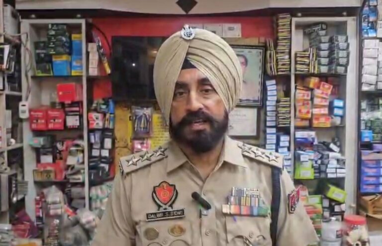 ਬਾਘਾ ਪੁਰਾਣਾ ’ਚ ਦੁਕਾਨ ਤੇ ਸੁੱਟਿਆ ਪੈਟਰੋਲ ਬੰਬ; ਅਣਪਛਾਤੇ ਪੈਟਰੋਲ ਬੰਬ ਸੁੱਟ ਕੇ ਹੋਏ ਫਰਾਰ; ਨੁਕਸਾਨ ਤੋਂ ਬਚਾਅ, ਪੁਲਿਸ ਕਰ ਰਹੀ ਜਾਂਚ