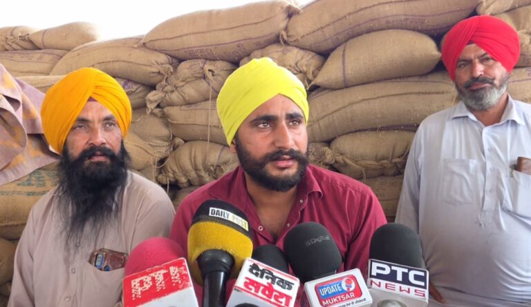 ਮੁਕਤਸਰ ਦੀ ਝੰਬੇਲਵਾਲੀ ਮੰਡੀ ’ਚ ਰੁਲ ਰਹੇ ਕਿਸਾਨ; ਮੰਡੀ ਅੰਦਰ ਖਰੀਦ ਤੇ ਲਿਫਟਿੰਗ ਦੇ ਕੰਮ ’ਚ ਖੜੌਤ;  ਝੋਨੇ ਨਾਲ ਭਰੀਆਂ ਬੋਰੀਆਂ ਦੇ ਲੱਗੇ ਅੰਬਾਰ