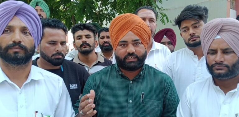 ਬਰਨਾਲਾ ਡੀਸੀ ਦਫਤਰ ਅੱਗੇ ਸਰਪੰਚਾਂ ਦਾ ਪ੍ਰਦਰਸ਼ਨ; ਗਾਇਕ ਗੁਲਾਬ ਸਿੱਧੂ ਖਿਲਾਫ ਕਾਰਵਾਈ ਦੀ ਕੀਤੀ ਮੰਗ