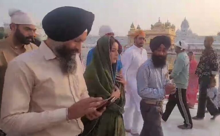 ਦਰਬਾਰ ਸਾਹਿਬ ਨਤਮਸਤਕ ਹੋਈ ਫਿਲਮ ਦੀ ਸਟਾਰਕਾਸਟ; ਫਿਲਮ ‘ਇੱਕ ਕੁੜੀ’ ਦੀ ਸਫਲਤਾ ਲਈ ਕੀਤੀ ਅਰਦਾਸ