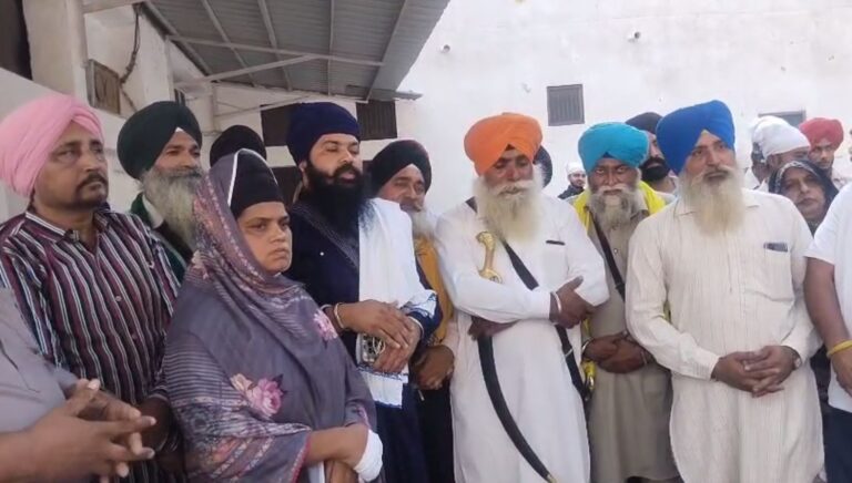 ਫਿਰੋਜ਼ਪੁਰ ’ਚ ਗੁਰਸਿੱਖ ਬੀਬੀ ਤੋਂ ਪਰਵਾਸੀਆਂ ਨੇ ਮੰਗੀ ਮੁਆਫੀ; ਦੀਵਾਲੀ ਦੀ ਰਾਤ ਕੀਤੀ ਕਕਾਰਾਂ ਦੀ ਬੇਅਦਬੀ;  ਸਿੱਖ ਜਥੇਬੰਦੀਆਂ ਕਾਰਵਾਈ ਲਈ ਦਿੱਤੀ ਚਿਤਾਵਨੀ