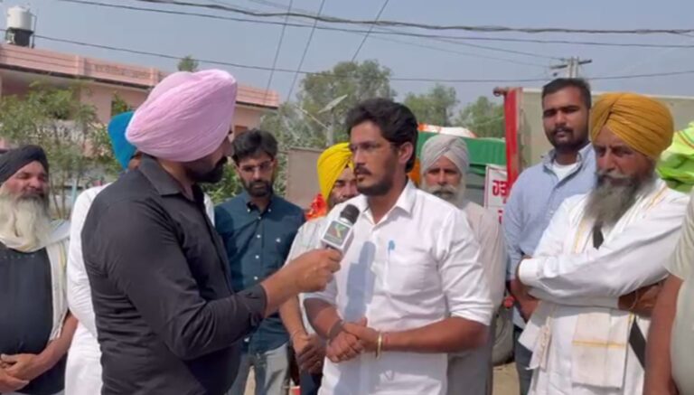 ਫਿਰੋਜ਼ਪੁਰ ’ਚ ਕਿਸਾਨਾਂ ਨੂੰ ਵੰਡਿਆ ਖਾਦ ਤੇ ਕਣਕ ਬੀਜ਼;  ਫਰੀਦਕੋਟ ਤੋਂ ਟਰਾਲੀਆਂ ਲੈ ਕੇ ਪਹੁੰਚੇ ਪਿੰਡ ਵਾਸੀ;  ਪਿੰਡ ਪਿਪਲੀ ਦੀ ਗਰਾਮ ਪੰਚਾਇਤ ਦਾ ਉਪਰਾਲਾ