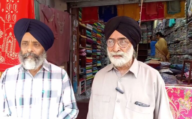 ਮੋਗਾ ’ਚ ਚੋਰਾਂ ਦਾ ਕੱਪੜੇ ਦੀ ਦੁਕਾਨ ’ਤੇ ਧਾਵਾਂ; ਲੱਖਾਂ ਰੁਪਏ ਦਾ ਕੱਪੜਾ ਚੋਰੀ ਕਰ ਕੇ ਹੋਏ ਫਰਾਰ; ਘਟਨਾ ਸੀਸੀਟੀਵੀ ਚ ਕੈਦ, ਪੁਲਿਸ ਕਰ ਰਹੀ ਜਾਂਚ