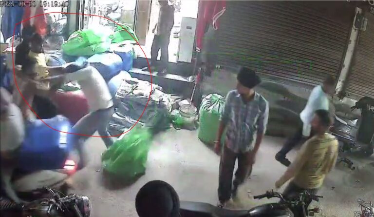 ਲੁਧਿਆਣਾ ’ਚ ਦੁਕਾਨਦਾਰ ਨਾਲ ਕੁੱਟਮਾਰ ਤੇ ਲੁੱਟ; ਦੁਕਾਨਦਾਰ ਨੇ 2 ਲੱਖ ਲੁੱਟਣ ਦੇ ਲਾਏ ਇਲਜ਼ਾਮ; ਘਟਨਾ ਸੀਸੀਟੀਵੀ ਕੈਦ, ਪੁਲਿਸ ਕਰ ਰਹੀ ਜਾਂਚ