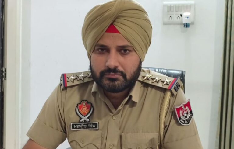 ਬਜ਼ੁਰਗ ਨੂੰ ਜ਼ਖਮੀ ਕਰ ਕੇ ਲਾਹੀਆਂ ਵਾਲੀਆਂ; ਘਰ ਅੰਦਰ ਦਾਖਲ ਹੋ ਕੇ ਅੰਜ਼ਾਮ ਦਿੱਤੀ ਘਟਨਾ; ਪੁਲਿਸ ਨੇ ਕਾਬੂ ਕਰ ਕੇ ਬਰਾਮਦ ਕੀਤੀਆ ਵਾਲੀਆਂ