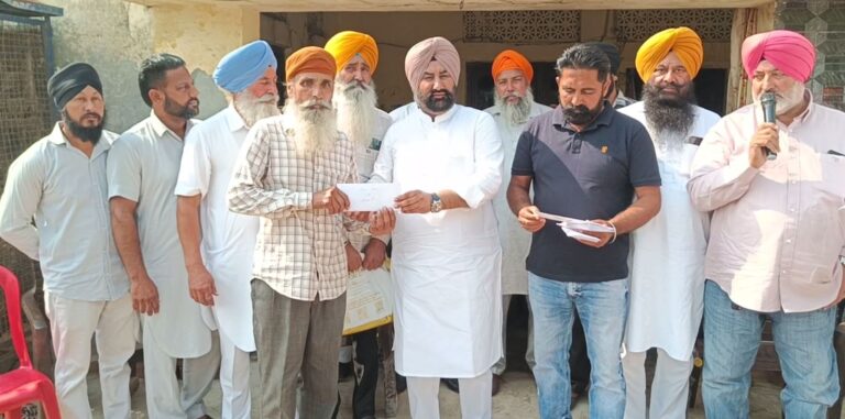 ਅੰਮ੍ਰਿਤਸਰ ਦੇ ਹੜ੍ਹ ਪੀੜਤ ਕਿਸਾਨਾਂ ਨੂੰ ਵੰਡੀ ਸਹਾਇਤਾ; ਪਿੰਡ ਮੋਤਲਾ ’ਚ ਵੰਡੀ ਮੁਆਵਜਾ ਰਾਸ਼ੀ; ਆਪ ਆਗੂ ਗਰੁਸ਼ਰਨ ਸਿੰਘ ਛੀਨਾ ਨੇ ਕੀਤੀ ਮਦਦ