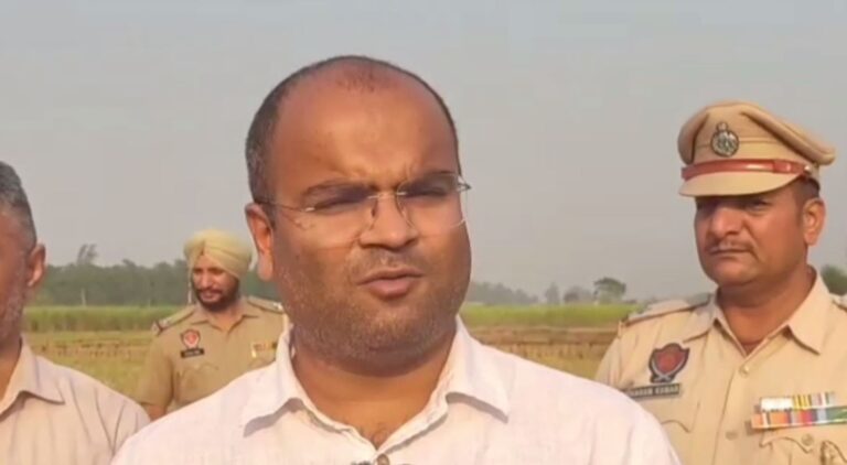 ਗੁਰਦਾਸਪੁਰ ਪ੍ਰਸ਼ਾਸਨ ਪਰਾਲੀ ਸਾੜਨ ਖਿਲਾਫ਼ ਚੌਕਸ; ਕਿਸਾਨਾਂ ਨੂੰ ਪਿੰਡ ਪਿੰਡ ਜਾ ਕੇ ਕੀਤਾ ਜਾ ਰਿਹਾ ਪ੍ਰੇਰਿਤ; ਅੱਗ ਲਾਉਣ ਵਾਲਿਆਂ ਖਿਲਾਫ ਕੀਤੀ ਜਾ ਰਹੀ ਕਾਰਵਾਈ