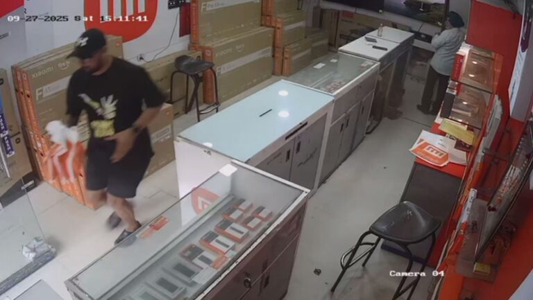 ਅੰਮ੍ਰਿਤਸਰ ’ਚ ਨੌਸਰਬਾਜ਼ ਫੋਨ ਲੈ ਕੇ ਫਰਾਰ; ਬਜ਼ੁਰਗ ਤੋਂ ਫੋਨ ਕਰਵਾ ਕੇ ਭੱਜਿਆ ਚੋਰ; ਚੋਰੀ ਦੀ ਘਟਨਾ ਸੀਸੀਟੀਵੀ ’ਚ ਕੈਦ