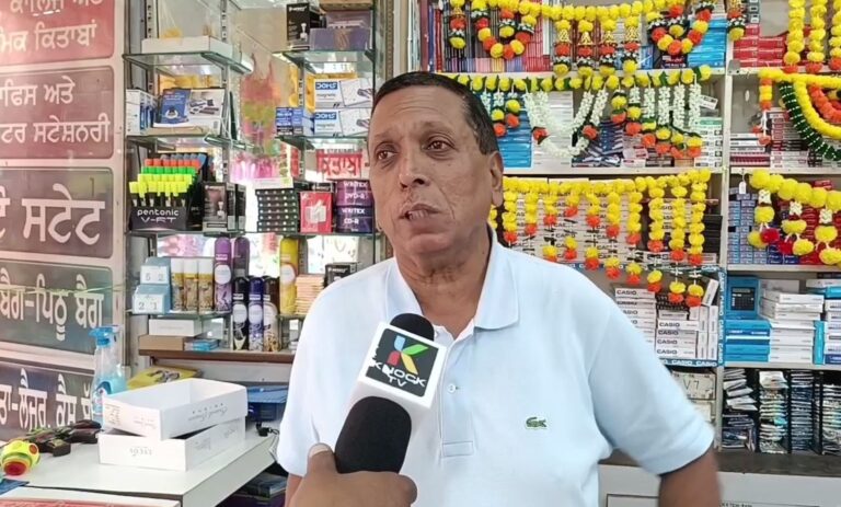 ਮੋਗਾ ਦੇ ਬਜ਼ਾਰਾਂ ’ਚ ਦਿਵਾਲੀ ਦੀਆਂ ਰੌਣਕਾਂ; ਲੋਕ ਘਰਾਂ ’ਚੋਂ ਨਿਕਲ ਕੇ ਕਰ ਰਹੇ ਖਰੀਦਦਾਰੀ; ਪੁਲਿਸ ਨੇ ਸੁਰੱਖਿਆ ਦੇ ਕੀਤੇ ਹੋਏ ਪੁਖਤਾ ਪ੍ਰਬੰਧ