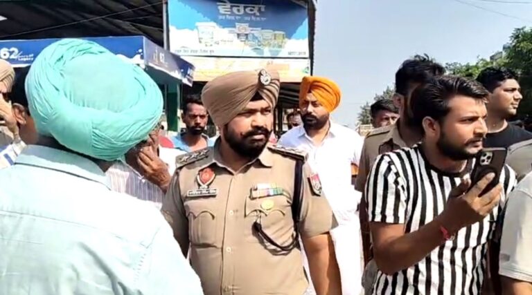 ਜਲਾਲਾਬਾਦ ਦੀ ਅਨਾਜ਼ ਮੰਡੀ ਅੰਦਰ ਵੱਡਾ ਹੰਗਾਮਾ;  ਆਹਮੋ ਸਾਹਮਣੇ ਹੋ ਗਏ ਪੁਲਿਸ ਤੇ ਰੇੜੀਆਂ ਵਾਲੇ