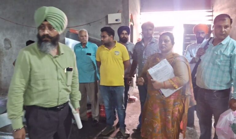 ਗੁਰਦਾਸਪੁਰ ’ਚ ਨਕਲੀ ਮਠਿਆਈ ਫੈਟਕਰੀ ਦਾ ਪਰਦਾਫਾਸ਼; ਫੂਡ ਸੇਫਟੀ ਟੀਮ ਨੇ ਸੈਂਪਲ ਭਰ ਕੇ ਜਾਂਚ ਕੀਤੀ ਸ਼ੁਰੂ