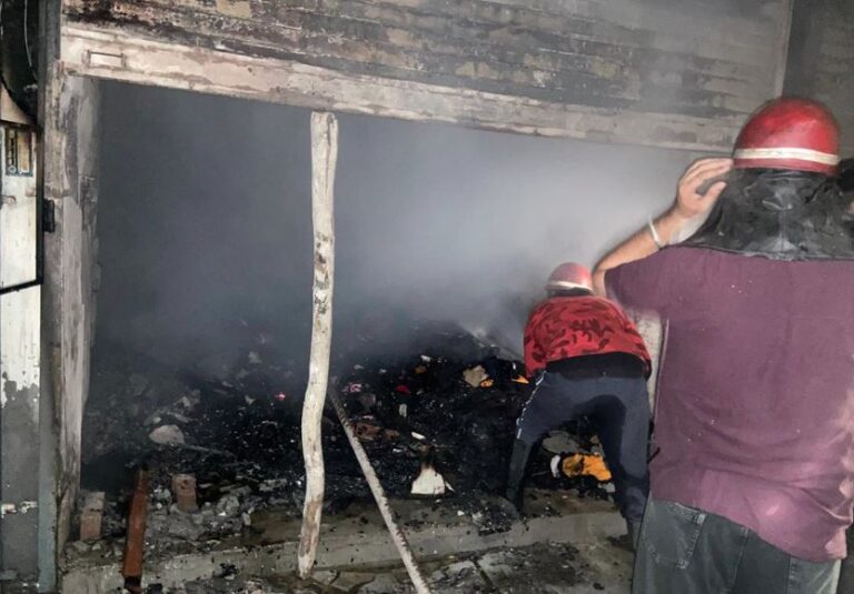 ਕਪੂਰਥਲਾ ’ਚ ਯੂਨੀਫਾਰਮ ਦੀ ਦੁਕਾਨ ਨੂੰ ਅੱਗ; ਫਾਇਰ ਬ੍ਰਿਗੇਡ ਨੇ ਪਾਇਆ ਕਾਬੂ