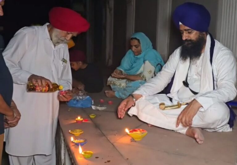 ਜਥੇਦਾਰ ਗੜਗੱਜ ਨੇ ਹਵਾ ਮਹਿਲ ਵਿਖੇ ਜਗਾਏ ਦੀਵੇ; ਬੰਦੀਛੋੜ ਦਿਵਸ ਮੌਕੇ ਹਨੇਰਾ ਦੇਖ ਘੇਰੀ ਸਰਕਾਰ