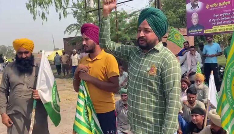 ਸੰਗਰੂਰ ’ਚ ਕਿਸਾਨਾਂ ਵੱਲੋਂ ਇੰਸਪੈਕਟਰ ਦਾ ਘਿਰਾਓ; ਬੋਲੀ ਕਰਵਾਉਣ ’ਚ ਆਨਾਕਾਨੀ ਦੇ ਇਲਜ਼ਾਮ