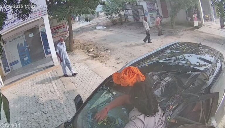 ਫਿਰੋਜ਼ਪੁਰ ’ਚ ਦਰੱਖਤ ਨਾਲ ਟਕਰਾਈ ਸਕਾਰਪਿਓ; ਦਰੱਖਤ ਨਾਲ ਟਕਰਾਉਣ ਦੀ ਵੀਡੀਓ ਵਾਇਰਲ; ਸ਼ੀਸ਼ੇ ਤੋਂ ਬਾਹਰ ਉਛਲਿਆ ਨੌਜਵਾਨ, ਹਾਲਤ ਗੰਭੀਰ