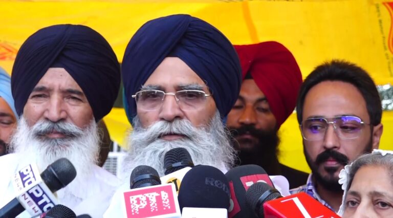 ਚੰਡੀਗੜ੍ਹ ’ਚ ਵਿਦਿਆਰਥੀਆਂ ਨੂੰ ਮਿਲੇ ਐਸਜੀਸੀਪੀ ਪ੍ਰਧਾਨ ਧਾਮੀ; ਧਰਨੇ ’ਚ ਸ਼ਾਮਲ ਹੋ ਕੇ ਦਿੱਤਾ ਪੂਰਨ ਸਮਰਥਨ; ਕਿਹਾ, ਪੰਜਾਬ ਯੂਨੀਵਰਸਿਟੀ ’ਤੇ ਕਬਜ਼ਾ ਕਰਨਾ ਚਾਹੁੰਦੈ ਕੇਂਦਰ