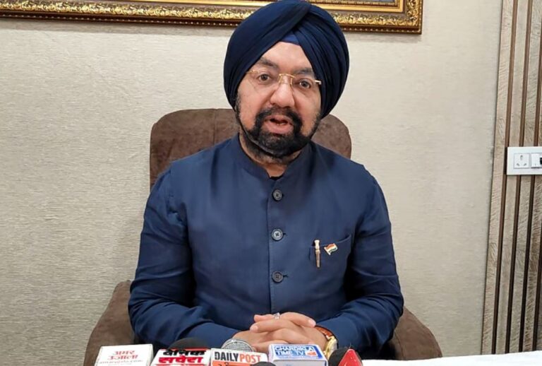 ਅੰਮ੍ਰਿਤਸਰ ਪਹੁੰਚੇ ਰਾਜ ਸਭਾ ਮੈਂਬਰ ਵਿਕਰਮਜੀਤ ਸਾਹਨੀ; ਦਰਬਾਰ ਸਾਹਿਬ ਵਿਖੇ ਨਤਮਸਤਕ ਹੋ ਕੇ ਕੀਤੀ ਅਰਦਾਸ; ਹੜ੍ਹ ਪ੍ਰਭਾਵਿਤ ਖੇਤਰਾਂ ਦਾ ਦੌਰਾ ਕਰ ਕੇ ਵੰਡੀ ਰਾਹਤ