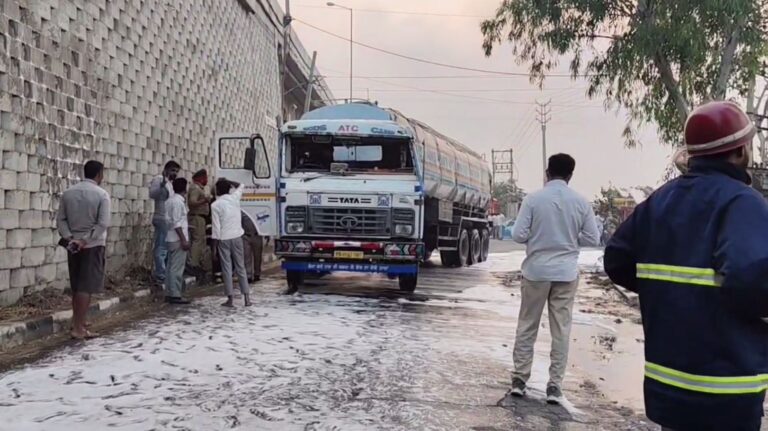 ਸੰਗਰੂਰ ’ਚ ਪਲਟਿਆ ਐਥਨੋਲ ਦਾ ਭਰਿਆ ਟੈਂਕਰ; ਸੜਕ ’ਤੇ ਡੁੱਲਿਆ ਹਜ਼ਾਰਾਂ ਲੀਟਰ ਐਥਨੋਲ; ਫਾਇਰ ਬ੍ਰਿਗੇਡ ਨੇ ਸੰਭਾਲਿਆ ਮੋਰਚਾ, ਜਾਨੀ ਨੁਕਸਾਨ ਤੋਂ ਬਚਾਅ