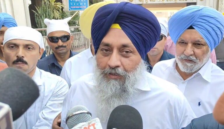 ਸ੍ਰੀ ਦਰਬਾਰ ਸਾਹਿਬ ਵਿਖੇ ਨਤਮਸਤਕ ਹੋਏ ਸੁਖਬੀਰ ਬਾਦਲ; ਸਰਬੱਤ ਦੇ ਭਲੇ ਦੀ ਕੀਤੀ ਅਰਦਾਸ