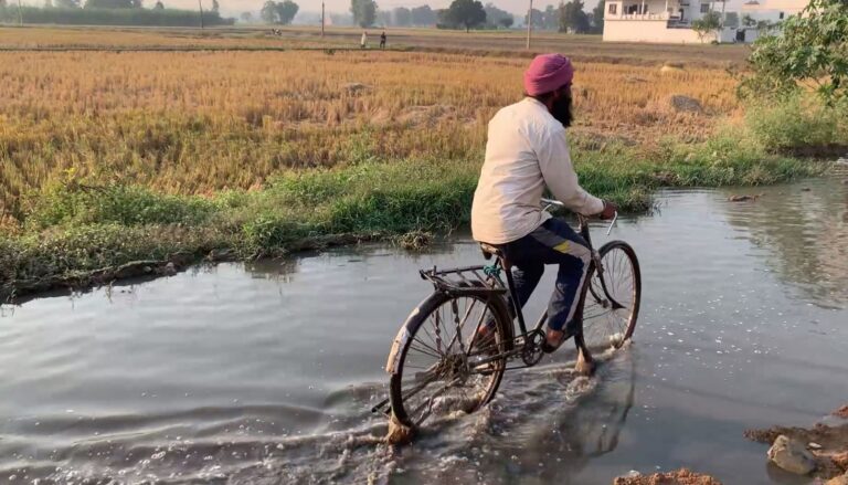 ਫਤਹਿਗੜ੍ਹ ਚੂੜੀਆਂ ’ਚ ਨਹਿਰ ਦਾ ਰੂਪ ਬਣੀ ਸੜਕ; ਸੀਵਰੇਜ ਦੇ ਗੰਦੇ ਪਾਣੀ ਨਾਲ ਲੋਕਾਂ ’ਚ ਮਚੀ ਹਾਹਾਕਾਰ; ਸੀਵਰੇਜ ਅਧਿਕਾਰੀ ਵੱਲੋਂ ਮਸਲਾ ਛੇਤੀ ਹੱਲ ਦਾ ਭਰੋਸਾ