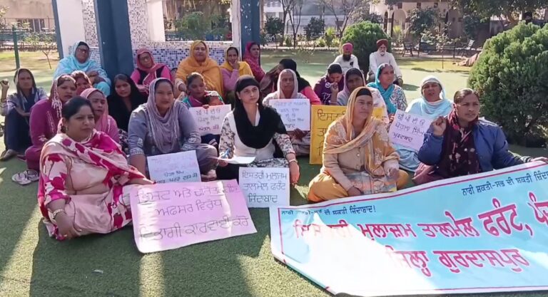ਗੁਰਦਾਸਪੁਰ ਦੇ ਡੀਈਓ ਐਲੀਮੈਂਟਰੀ ਦਫ਼ਤਰ ਅੱਗੇ ਧਰਨਾ; ਇਸਤਰੀ ਮੁਲਾਜ਼ਮ ਤਾਲਮੇਲ ਫਰੰਟ ਨੇ ਕੀਤੀ ਨਾਅਰੇਬਾਜ਼ੀ; ਬੀਪੀਈਓ ਪੋਹਲਾ ਖਿਲਾਫ ਜ਼ਿਨਸੀ ਸ਼ੋਸ਼ਣ ਦੇ ਗੰਭੀਰ ਇਲਜ਼ਾਮ
