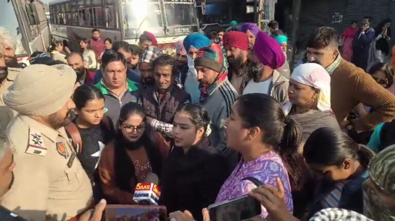 ਕੁਰਾਲੀ ’ਚ ਔਰਤਾਂ ਨੇ ਰੋਡ ਜਾਮ ਕਰ ਕੇ ਲਾਇਆ ਧਰਨਾ; ਸਰਕਾਰੀ ਬੱਸਾਂ ਨਾ ਖੜਨ ਨੂੰ ਲੈ ਕੇ ਪ੍ਰਗਟਾਇਆ ਰੋਸ