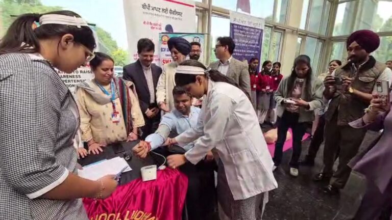 ਲੁਧਿਆਣਾ ’ਚ ਵਿਦਿਆਰਥੀਆਂ ਨੂੰ ਦਿੱਤੀ ਮੁਢਲੀ ਸਹਾਇਤਾ ਸਿਖਲਾਈ; ਚਿਲਡਰਨ ਡੇਅ ਮੌਕੇ ਜ਼ਿਲ੍ਹਾ ਪ੍ਰਸਾਸਨ ਦਾ ਖਾਸ ਉਪਰਾਲਾ; ਸੀਪੀਆਰ ਕੰਪਰੈਸ਼ਨ ਰਾਹੀਂ ਬੱਚੇ ਦੇਣ ਮੁੱਢਲੀ ਸਹਾਇਤਾ