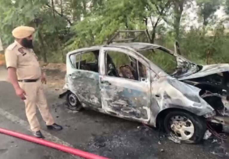 ਮੋਗਾ ’ਚ ਅੱਗ ਦਾ ਗੋਲਾ ਬਣੀ ਚਲਦੀ ਕਾਰ; ਸੁਆਹ ਹੋਈ ਕਾਰ, ਜਾਨੀ ਨੁਕਸਾਨ ਤੋਂ ਬਚਾਅ