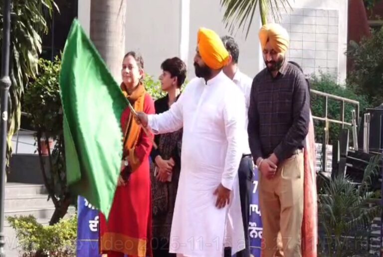 ਪ੍ਰਾਇਮਰੀ ਸਕੂਲਾਂ ਦੇ ਅਧਿਆਪਕਾਂ ਦਾ ਜਥਾ ਵਿਦੇਸ਼ ਰਵਾਨਾ; ਫਿਨਲੈਂਡ ਦੀ ਯੂਨੀਵਰਸਿਟੀ ਵਿਖੇ ਪ੍ਰਾਪਤ ਕਰੇਗਾ ਸਿਖਲਾਈ; ਸਿੱਖਿਆ ਮੰਤਰੀ ਹਰਜੋਤ ਬੈਂਸ ਨੇ ਦਿਖਾਈ ਹਰੀ ਝੰਡੀ