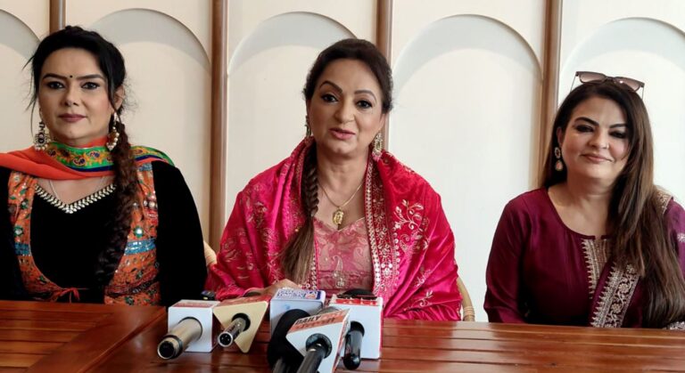 ਅੰਮ੍ਰਿਤਸਰ ਪਹੁੰਚੀ ਬੜਾ ਕਰਾਰਾ ਪੁਦਨਾ ਦੀ ਸਟਾਰ ਕਾਸਟ; ਪਰਿਵਾਰਕ ਪਿਆਰ ਤੇ ਪੰਜਾਬੀ ਸੱਭਿਆਚਾਰ ਨੂੰ ਸਮਰਪਿਤ ਫਿਲਮ; ਉਪਾਸਨਾ ਸਿੰਘ ਬੋਲੇ, ਪੰਜਾਬ ਹਮੇਸ਼ਾ ਚੜ੍ਹਦੀ ਕਲਾ ਵਿੱਚ ਹੈ, ਕੋਈ ਵੀ ਡੋਬ ਨਹੀਂ ਸਕਦਾ