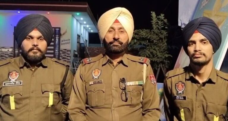 ਗੁਰਾਇਆ ’ਚ ਪਲਟਿਆ ਸੇਬਾਂ ਨਾਲ ਭਰਿਆ ਟਰੱਕ; ਅਚਾਨਕ ਟਾਇਰ ਫਟਣ ਕਾਰਨ ਵਾਪਰੀ ਘਟਨਾ; ਸੜਕ ’ਤੇ ਖਿੱਡੇ ਸੇਬਾਂ ਨਾਲ ਭਰੇ ਬਕਸੇ