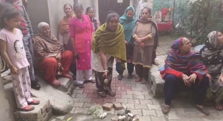 ਗੁਰਦਾਸਪੁਰ ਤੋਂ ਸਾਹਮਣੇ ਆਇਆ ਅਜੀਬੋ-ਗਰੀਬ ਮਾਮਲਾ; ਲੋਕਾਂ ਦੇ ਘਰਾਂ ਉਪਰ ਵੱਜਦੇ ਨੇ ਪੱਥਰ ਤੇ ਲੋਹੇ ਦੇ ਤਾਲੇ; ਸੀਸੀਟੀਵੀ ਕੈਮਰੇ ’ਚ ਵੀ ਨਹੀਂ ਮਿਲ ਸਕਿਆ ਕੋਈ ਸੁਰਾਗ