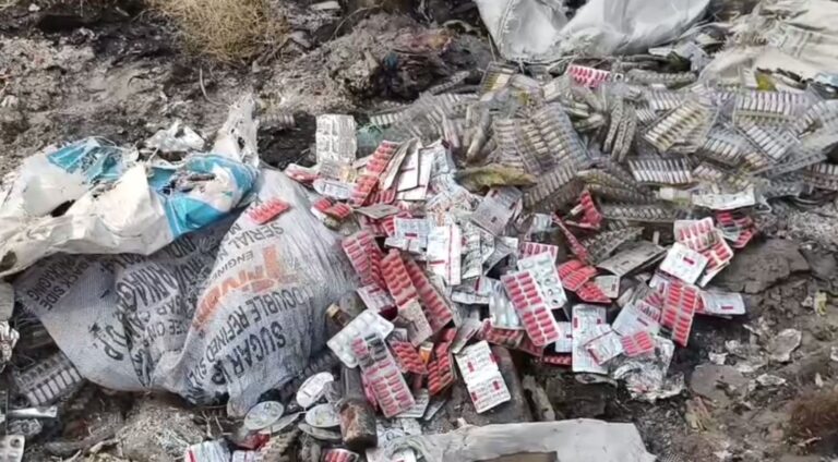 ਸੰਗਰੂਰ ’ਚ ਸੁੱਟੇ ਮਿਲੇ ਮਿਆਦ ਪੁੱਗੇ ਟੀਕੇ ਤੇ ਦਵਾਈਆਂ; ਮੌਕੇ ’ਤੇ ਪਹੁੰਚੇ ਡਰੱਗ ਇੰਸਪੈਕਟਰ ਨੇ ਕੀਤੀ ਜਾਂਚ