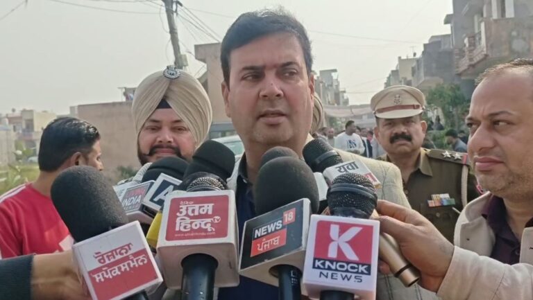 ਜਲੰਧਰ ’ਚ 13 ਸਾਲਾ ਬੱਚੀ ਨਾਲ ਰੇਪ ਦਾ ਮਾਮਲਾ; ਮ੍ਰਿਤਕਾ ਦੇ ਪਰਿਵਾਰ ਨੂੰ ਮਿਲੇ ਮੇਅਰ ਵਿਨੀਤ ਧੀਰ