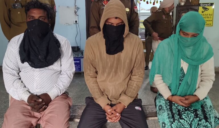 ਬਰਨਾਲਾ ਪੁਲਿਸ ਵੱਲੋਂ ਹਨੀ ਟਰੈਪ ਰੈਕੇਟ ਦਾ ਪਰਦਾਫਾਸ਼; ਸਬੰਧਤ ਬਣਾਉਣ ਦੇ ਨਾਮ ਤੇ ਕੀਤਾ ਜਾਂਦਾ ਸੀ ਬਲੈਕਮੇਲ; ਇਕ ਔਰਤ ਸਮੇਤ ਤਿੰਨ ਜਣਿਆਂ ਨੂੰ ਕੀਤਾ ਗ੍ਰਿਫਤਾਰ