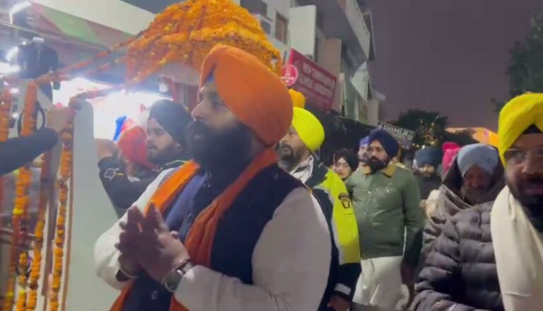 ਸ੍ਰੀ ਆਨੰਦਪੁਰ ਸਾਹਿਬ ਵਿਖੇ ਪਹੁੰਚਿਆ ਵਿਸ਼ਾਲ ਨਗਰ ਕੀਰਤਨ; ਮੰਤਰੀ ਹਰਜੋਤ ਬੈਂਸ ਤੇ ਹਰਭਜਨ ਈਟੀਓ ਨੇ ਕੀਤਾ ਸਵਾਗਤ