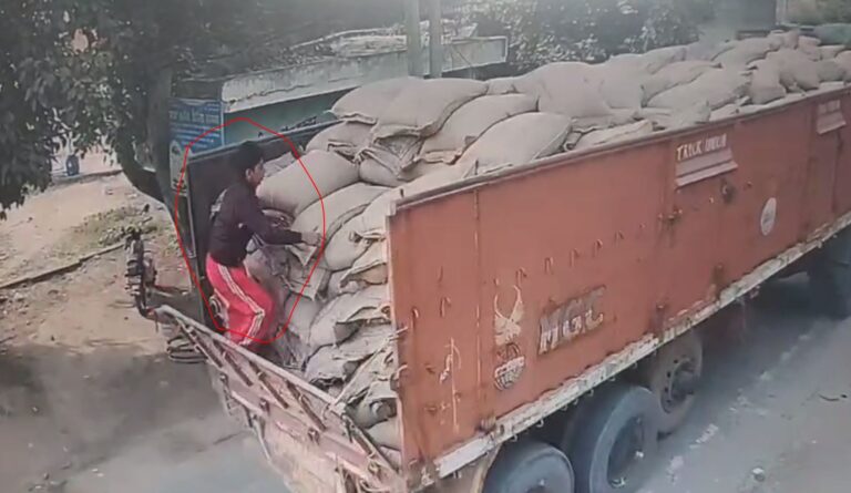 ਮੋਗਾ ’ਚ ਚੱਲਦੇ ਟਰੱਕ ’ਚੋਂ ਕਣਕ ਚੋਰੀ; ਮੋਟਰ ਸਾਈਕਲ ਬੋਰੀ ਲੈ ਕੇ ਫਰਾਰ; ਘਟਨਾ ਸੀਸੀਟੀਵੀ ਕੈਮਰੇ ’ਚ ਕੈਦ