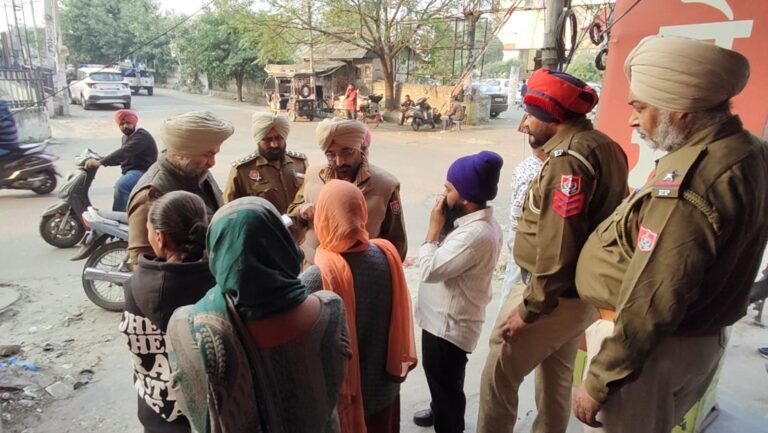 ਜਲੰਧਰ ਬੱਸ ਅੱਡੇ ਨੇੜੇ ਟਰੈਵਲ ਏਜੰਟ ਖਿਲਾਫ਼ ਧਰਨਾ; ਪੀੜਤ ਪਰਿਵਾਰ ਨੇ ਜਾਮ ਲਾ ਕੇ ਕੀਤੀ ਨਾਅਰੇਬਾਜ਼ੀ; ਵਿਦੇਸ਼ ਭੇਜਣ ਲਈ 6.5 ਲੱਖ ਦੀ ਠੱਗੀ ਦੇ ਇਲਜ਼ਾਮ