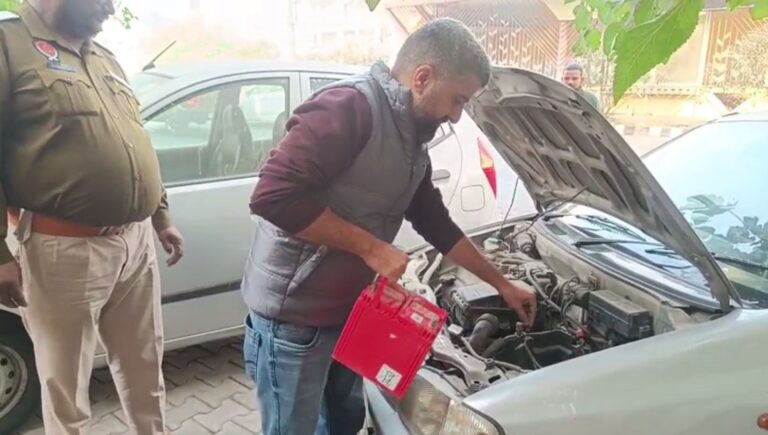 ਅੰਮ੍ਰਿਤਸਰ ’ਚ ਮਾਲਕ ਹਵਾਲੇ ਕੀਤੀ ਚੋਰੀਸ਼ੁਦਾ ਬੈਟਰੀ; ਕਾਰ ਚੋਂ ਬੈਟਰੀ ਚੋਰੀ ਕਰ ਕੇ ਭੱਜ ਰਿਹਾ ਸੀ ਚੋਰ