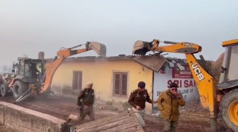 ਪਠਾਨਕੋਟ ਪੁਲਿਸ ਦਾ ਨਸ਼ਿਆਂ ਖਿਲਾਫ਼ ਵੱਡਾ ਐਕਸ਼ਨ; ਜੇਸੀਬੀ ਨਾਲ ਢਾਹਿਆ ਗੁਜਰ ਭਾਈਚਾਰੇ ਦਾ ਘਰ; ਸਰਕਾਰੀ ਥਾਂ ’ਤੇ ਘਰ ਬਣਾ ਕੇ ਨਸ਼ਾ ਤਸਕਰੀ ਦੇ ਇਲਜ਼ਾਮ