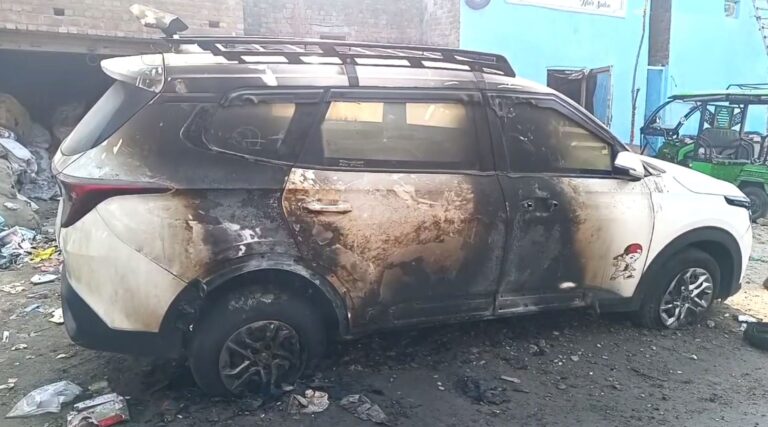 ਅੰਮ੍ਰਿਤਸਰ ’ਚ ਨੌਜਵਾਨਾਂ ਨੇ ਕਾਰ ਨੂੰ ਲਾਈ ਅੱਗ; ਤੇਲ ਸੁੱਟ ਕੇ ਕੀਤਾ ਅੱਗ ਹਵਾਲੇ; ਘਟਨਾ ਸੀਸੀਟੀਵੀ ’ਚ ਕੈਦ, ਪੁਲਿਸ ਕਰ ਰਹੀ ਜਾਂਚ