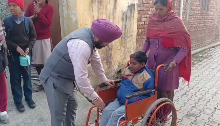 ਏਡੀਸੀ ਬੇਦੀ ਵੱਲੋਂ ਲੋੜਵੰਦ ਪਰਿਵਾਰ ਦੀ ਮਦਦ; ਮਕਾਨ ਦੀ ਉਸਾਰੀ ਕਰਵਾਉਣ ਦਾ ਦਿੱਤਾ ਭਰੋਸਾ; ਅਵਾਹਜ ਪੁੱਤਰ ਨੂੰ ਦਾਨ ਕੀਤੀ ਵੀਲ੍ਹਚੇਅਰ