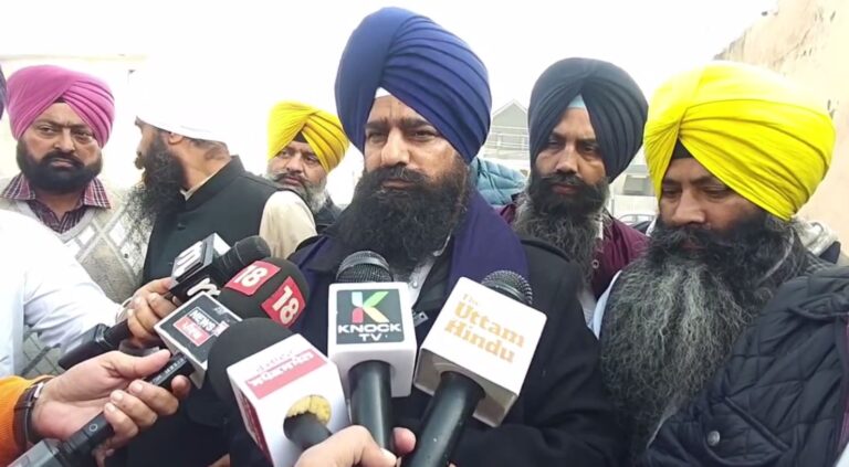 ਜਲੰਧਰ ’ਚ ਬੱਚੀ ਦੇ ਪਰਿਵਾਰ ਨੂੰ ਮਿਲੇ ਜਥੇਦਾਰ ਗੜਗੱਜ; ਪੀੜਤ ਪਰਿਵਾਰ ਨੂੰ ਮਿਲ ਕੇ ਸਾਂਝਾ ਕੀਤਾ ਦੁੱਖ; ਪ੍ਰਸ਼ਾਸਨ ਨੂੰ ਦੋਸ਼ੀ ਖਿਲਾਫ਼ ਸਖ਼ਤ ਕਾਰਵਾਈ ਦੀ ਮੰਗ