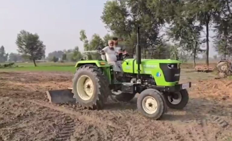 ਦਲਜੀਤ ਦੁਸਾਝ ਨੇ ਫੜੀ ਹੜ੍ਹ ਪੀੜਤ ਪਰਿਵਾਰ ਦੀ ਬਾਂਹ; ਮਦਦ ਵਜੋਂ ਦਾਨ ’ਚ ਦਿੱਤਾ ਟਰੈਕਟਰ;  ਹੜ੍ਹਾਂ ਦੌਰਾਨ ਹੋਈ ਸੀ ਪਿਤਾ ਦੀ ਮੌਤ