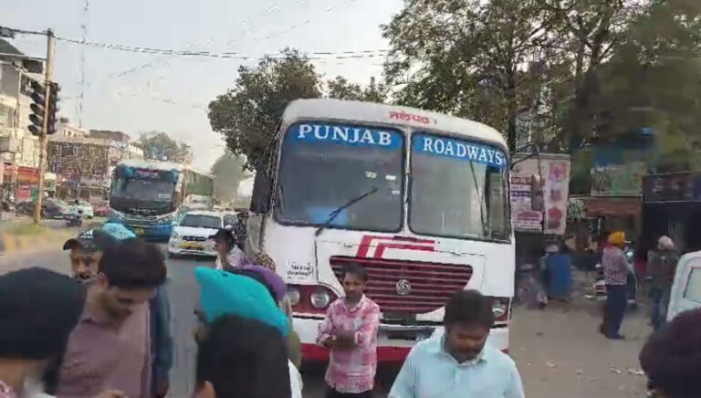 ਕੁਰਾਲੀ ’ਚ ਰੋਡਵੇਜ ਡਰਾਈਵਰ ਦਾ ਕਤਲ; ਕਾਰ ਸਵਾਰ ਨੇ ਰਾਡ ਨਾਲ ਕੀਤਾ ਹਮਲਾ; ਇਲਾਜ ਦੌਰਾਨ ਮੌਤ, ਪੁਲਿਸ ਕਰ ਰਹੀ ਜਾਂਚ