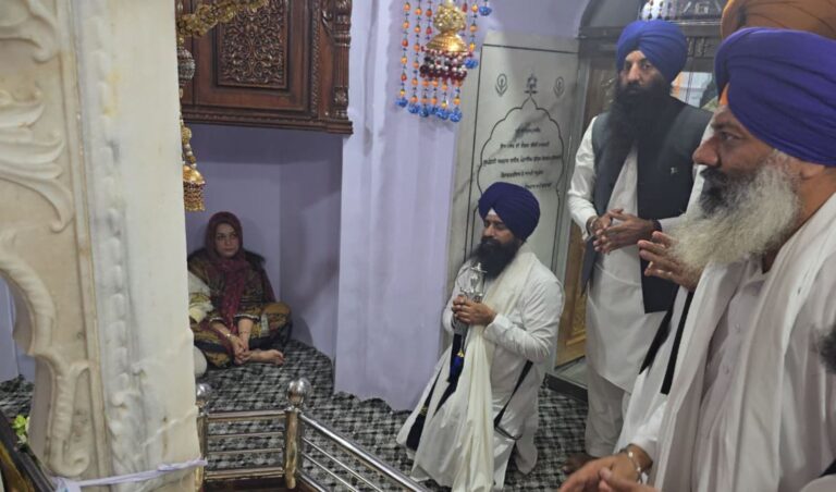 ਸ੍ਰੀ ਨਨਕਾਣਾ ਸਾਹਿਬ ਵਿਖੇ ਨਤਮਸਤਕ ਹੋਏ ਜਥੇਦਾਰ ਗੜਗੱਜ; ਜਨਮ ਅਸਥਾਨ ਵਿਖੇ ਮੱਥਾ ਟੇਕਿਆ ਤੇ ਲੰਗਰ ’ਚ ਕੀਤੀ ਸੇਵਾ; ਪਾਕਿਸਤਾਨ ਗੁਰਦੁਆਰਾ ਪ੍ਰਬੰਧਕਾਂ ਵੱਲੋਂ ਭਰਵਾਂ ਸਵਾਗਤ