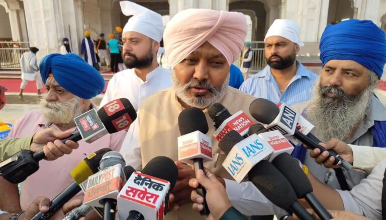 ਸ੍ਰੀ ਦਰਬਾਰ ਸਾਹਿਬ ਵਿਖੇ ਨਤਮਸਤਕ ਹੋਏ ਹਰਪਾਲ ਚੀਮਾ; ਪ੍ਰਕਾਸ਼ ਪੁਰਬ ਮੌਕੇ ਗੁਰੂ ਘਰ ਟੇਕਿਆ ਮੱਥਾ; ਸਰਬੱਤ ਦੇ ਭਲੇ ਦੀ ਕੀਤੀ ਅਰਦਾਸ